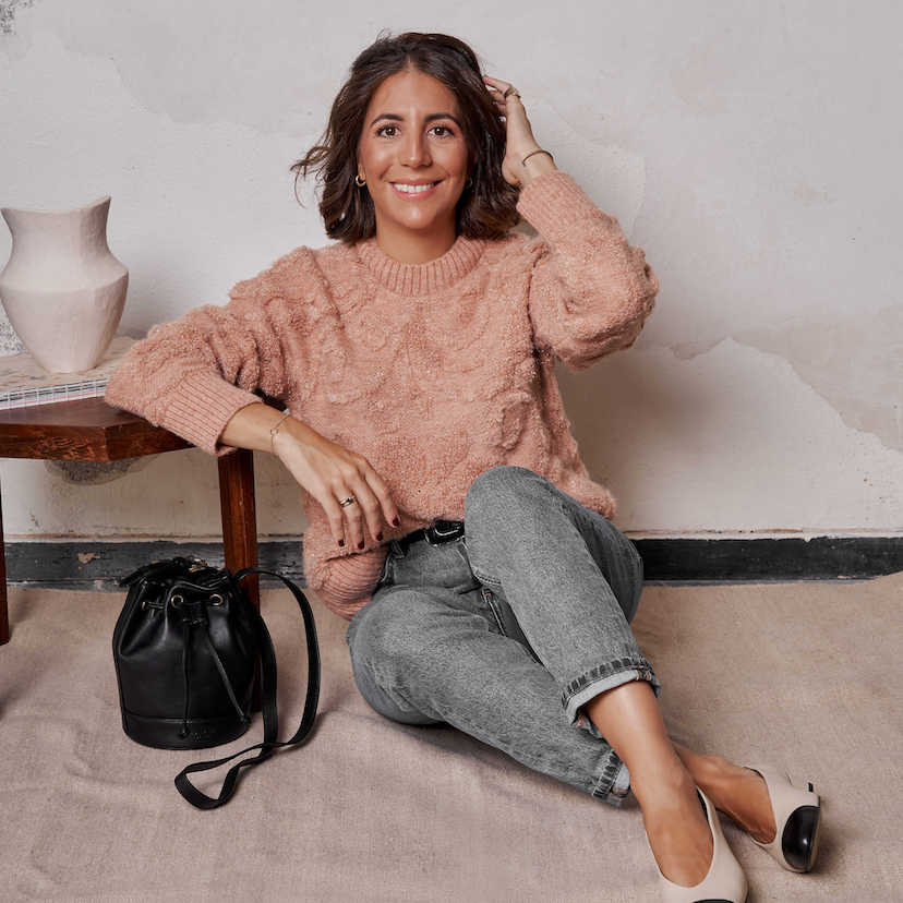 Bolsa bombonera pequena de couro preta, vista geral com a bolsa apoiada no chão - MONPIEL