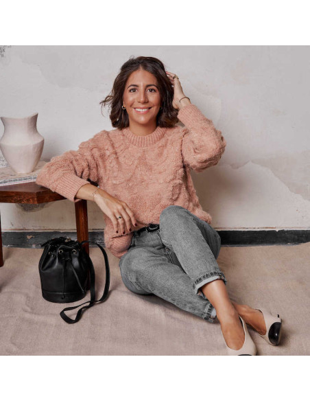 Borsa a secchiello piccola in pelle nera, piano generale con la borsa appoggiata a terra - MONPIEL