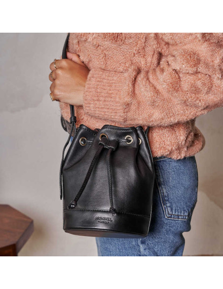 Bolso saco bombonera pequeño de piel en color negro colgado en bandolera con vista frontal - MONPIEL Bolso saco bombonera pequeño de piel en color negro colgado en bandolera con vista frontal - MONPIEL