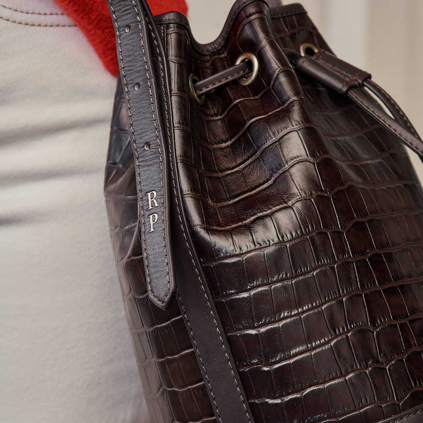 Bolsa bombonera pequena de couro marrom com estampa de crocodilo, detalhe com iniciais personalizadas - MONPIEL
