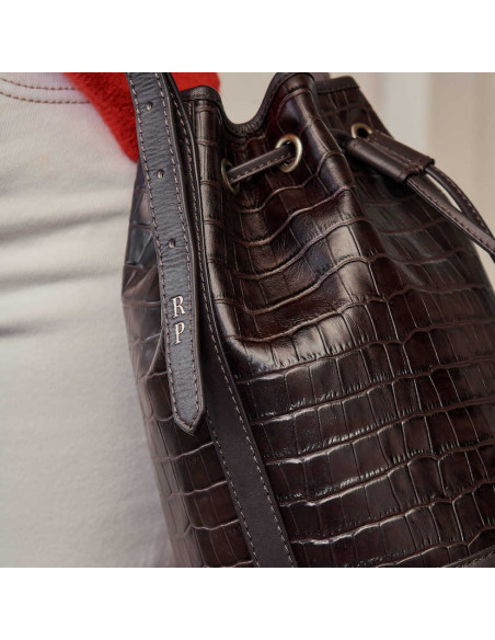 Petit sac bombonera en cuir marron crocodile, détail des initiales personnalisées - MONPIEL Petit sac bombonera en cuir marron crocodile, détail des initiales personnalisées - MONPIEL