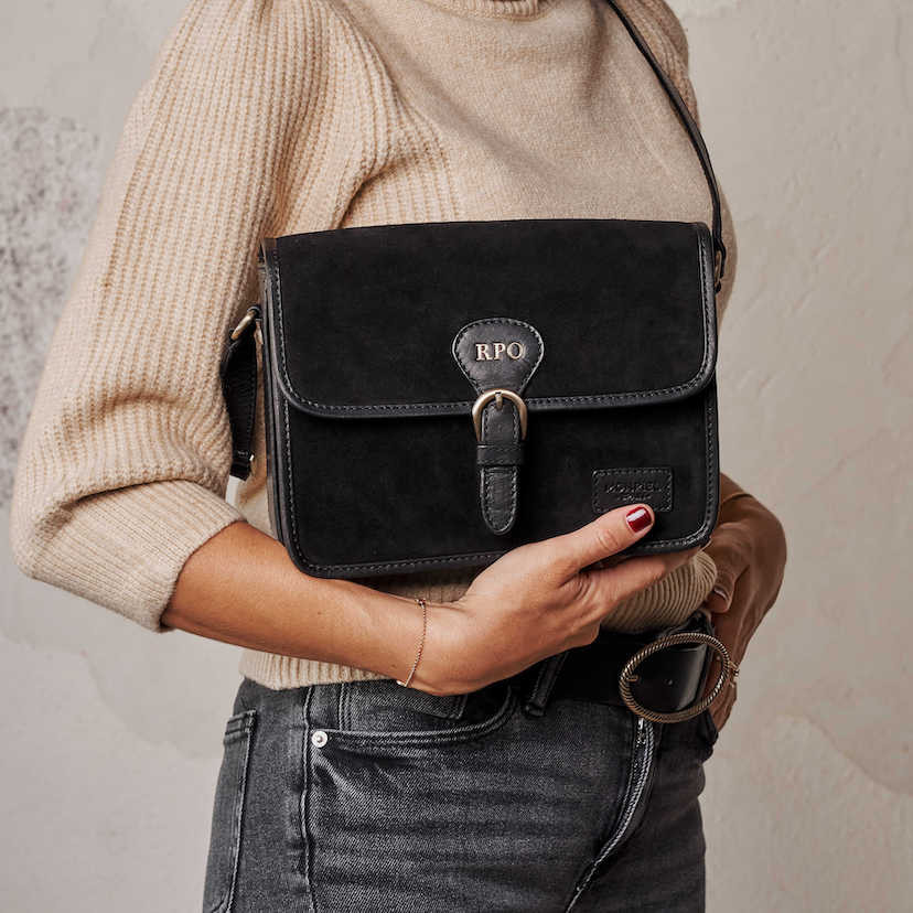 Bolsa satchel em camurça preta com fivela, vista frontal com iniciais personalizadas - MONPIEL