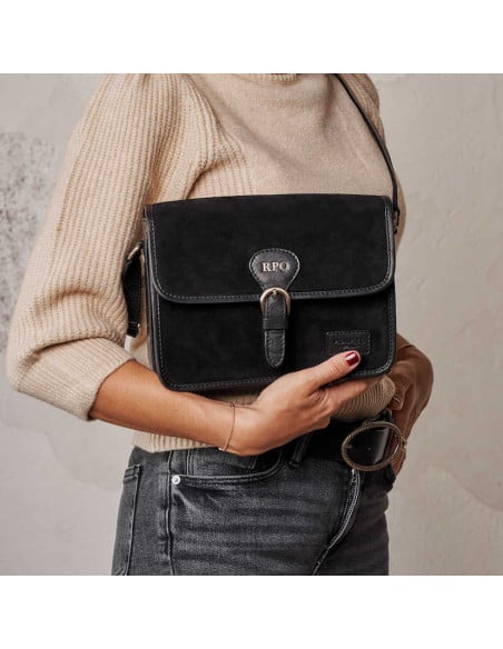 Sac satchel en suédine noire avec boucle, vue de face, initiales personnalisées - MONPIEL Sac satchel en suédine noire avec boucle, vue de face, initiales personnalisées - MONPIEL