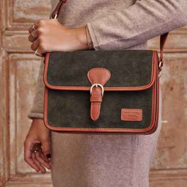 Borsa satchel con fibbia in camoscio nero, vista frontale, appoggiata su libri - MONPIEL 2