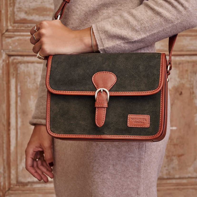 Bolsa satchel em camurça verde com fivela, vista frontal pendurada ao ombro - MONPIEL