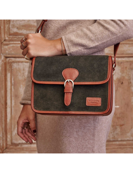 Sac satchel en cuir suédé vert avec boucle, vue de face, porté à l’épaule - MONPIEL Sac satchel en cuir suédé vert avec boucle, vue de face, porté à l’épaule - MONPIEL