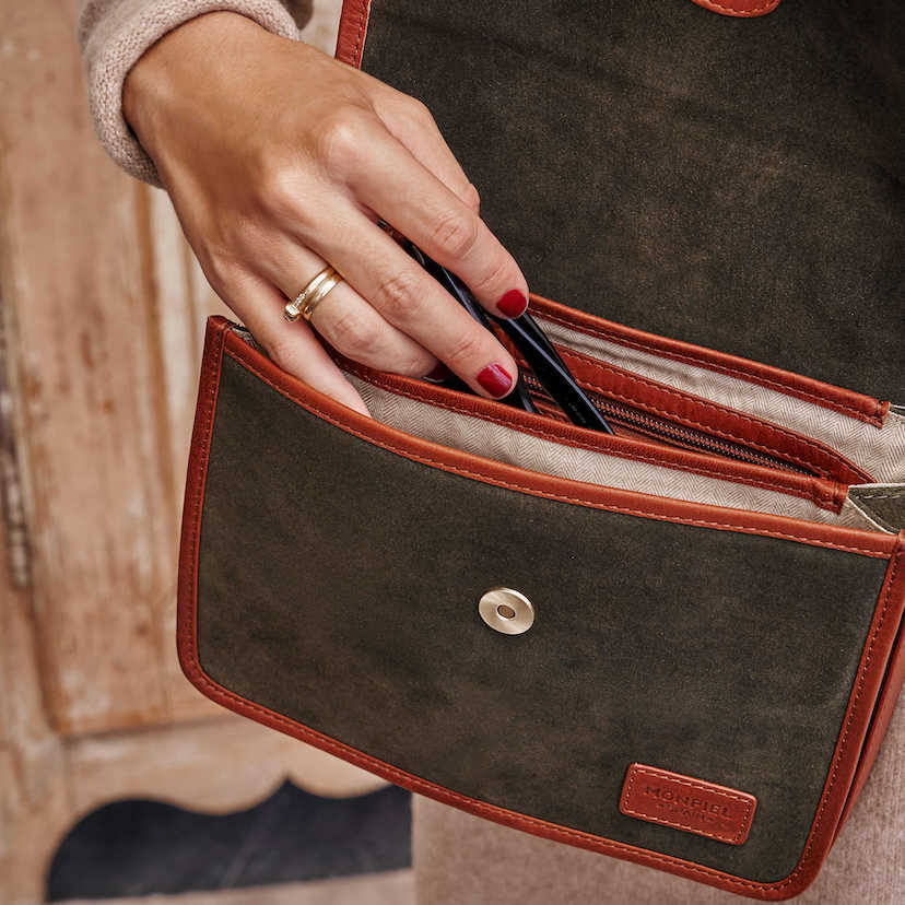 Bolsa satchel em camurça verde com fivela, zíper aberto, detalhe do interior - MONPIEL
