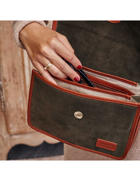 Sac satchel en cuir suédé vert avec boucle, fermeture éclair ouverte, détail intérieur - MONPIEL Sac satchel en cuir suédé vert avec boucle, fermeture éclair ouverte, détail intérieur - MONPIEL