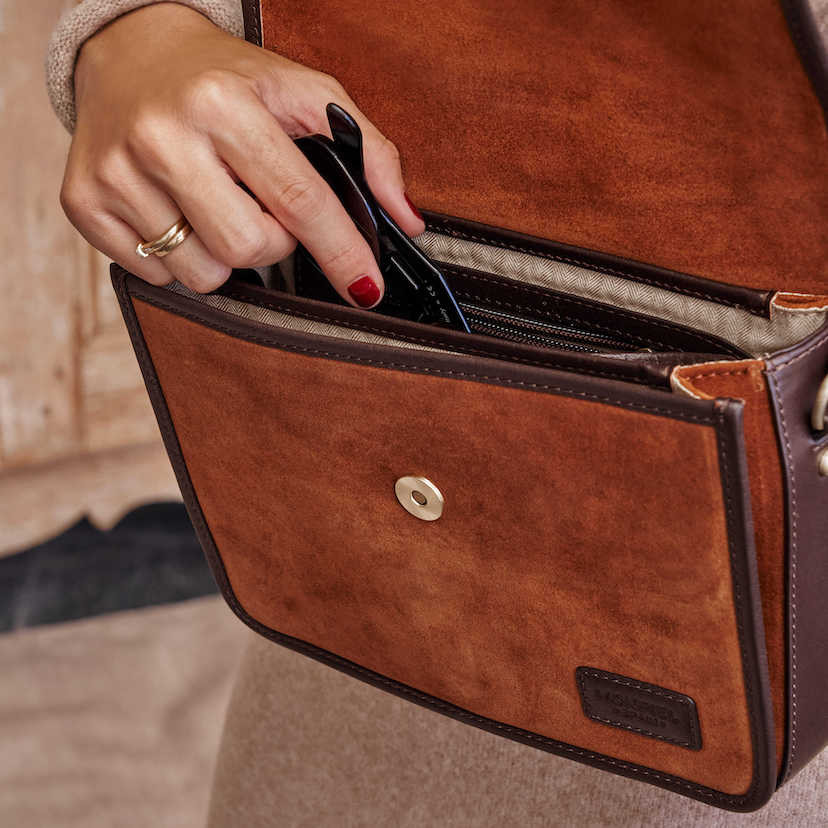 Bolsa satchel em camurça marrom com fivela, zíper aberto, detalhe do interior - MONPIEL