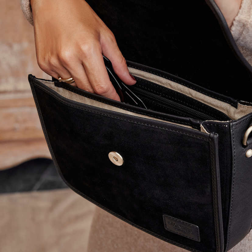 Bolsa satchel em camurça preta com fivela, zíper aberto, detalhe do interior - MONPIEL