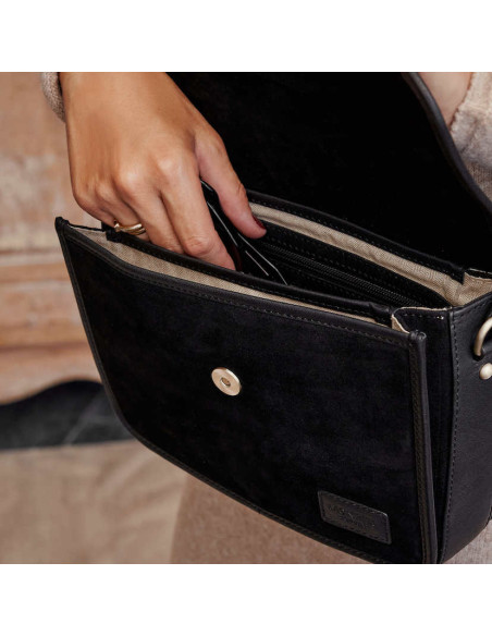 Schwarze Veloursleder-Satchel-Tasche mit Schnalle, Reißverschluss geöffnet, Innenansicht - MONPIEL Schwarze Veloursleder-Satchel-Tasche mit Schnalle, Reißverschluss geöffnet, Innenansicht - MONPIEL