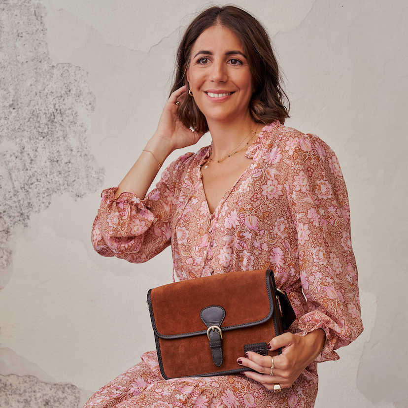 Bolsa satchel em camurça marrom com fivela, combinada com um vestido - MONPIEL