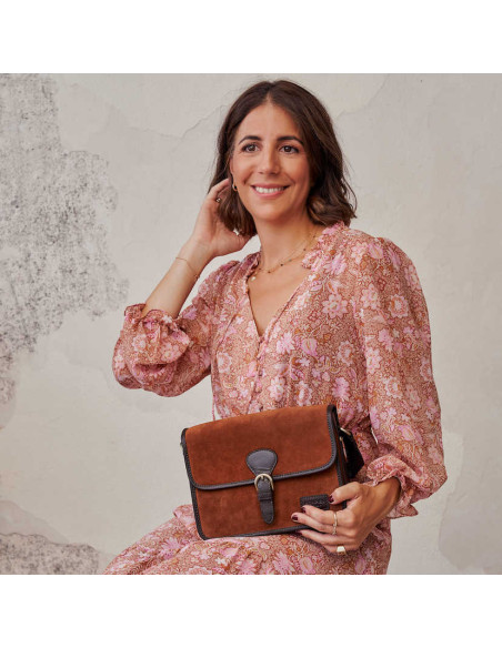 Borsa satchel in serraje color cuoio con fibbia, abbinata a un vestito - MONPIEL