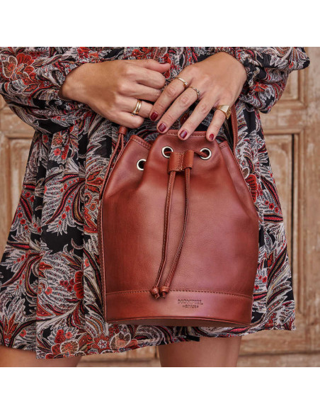 Borsa a secchiello grande in pelle color cuoio, vista frontale, portata a spalla - MONPIEL