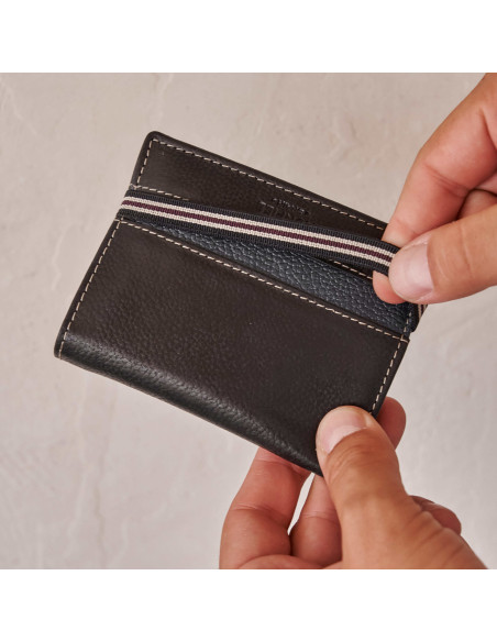 Portefeuille avec poche à monnaie en cuir noir avec élastique, gros plan sur l’élastique - MONPIEL