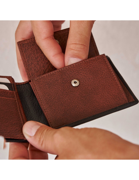 Portefeuille avec poche à monnaie en cuir marron avec élastique, détail de la poche à monnaie ouverte - MONPIEL