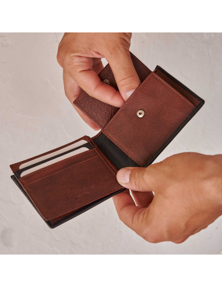 Portefeuille avec poche à monnaie en cuir marron avec élastique, ouvert, sur fond de mur - MONPIEL