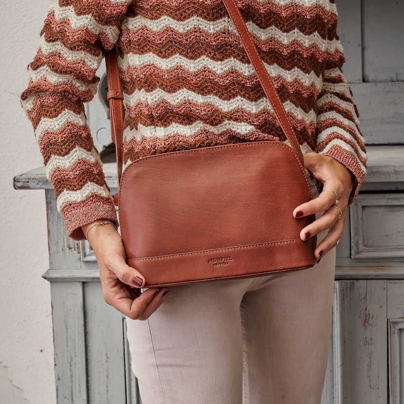 Medium leather bag in leather color with front view, hanging from the shoulder - MONPIEL