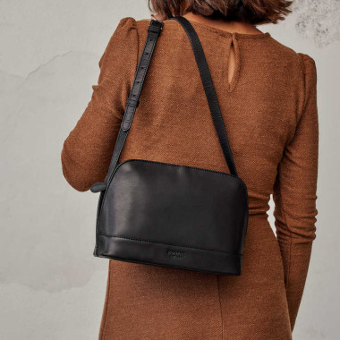 Sac en cuir de taille moyenne, couleur cuir, vue de face, incliné, posé sur un vase - MONPIEL 2