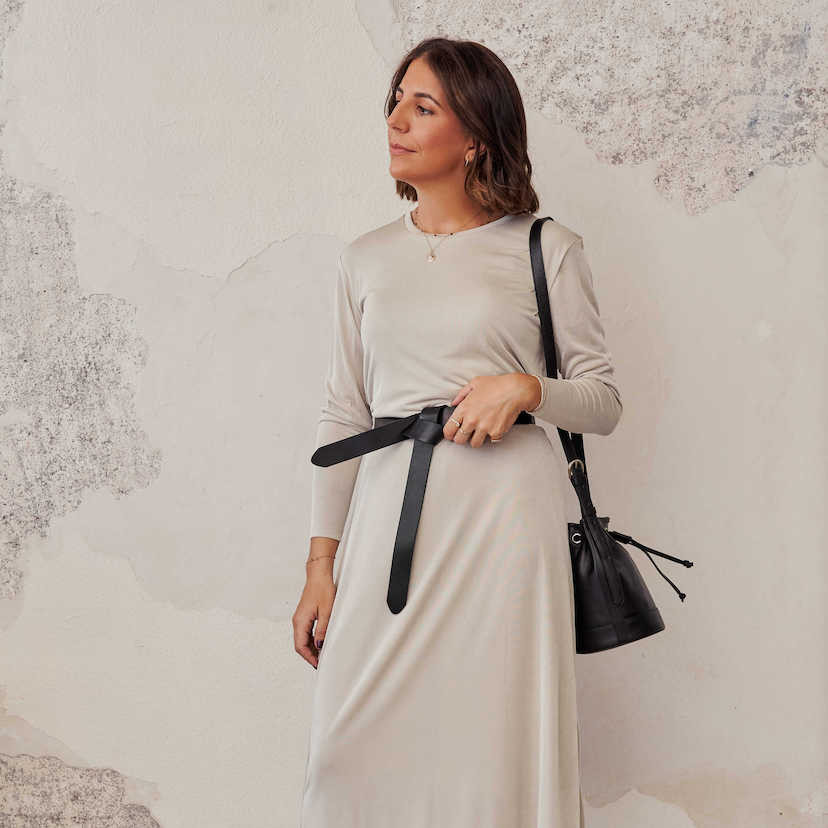 Cinto de couro preto com nó, sobre vestido longo - MONPIEL