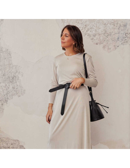 Cinto de couro preto com nó, sobre vestido longo - MONPIEL Cinto de couro preto com nó, sobre vestido longo - MONPIEL