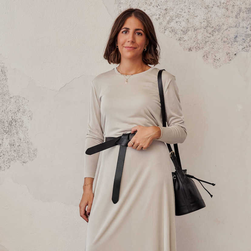 Cinto de couro preto com nó, sobre vestido longo, vista frontal - MONPIEL