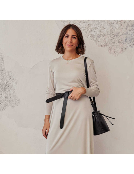 Cinto de couro preto com nó, sobre vestido longo, vista frontal - MONPIEL Cinto de couro preto com nó, sobre vestido longo, vista frontal - MONPIEL