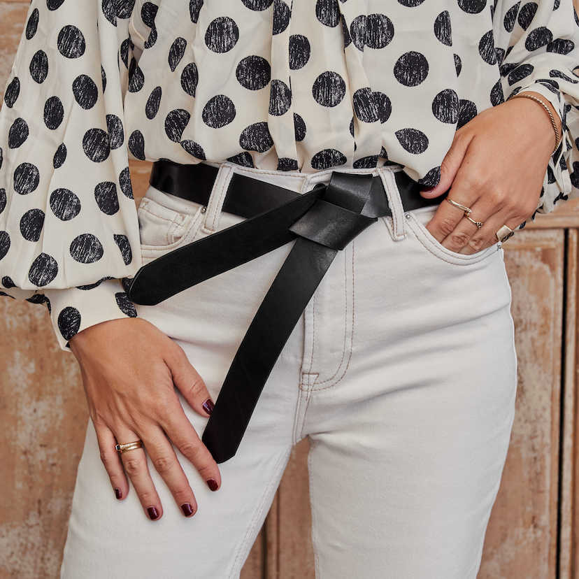 Black leather vaquetilla knot belt over white jeans with blouse - MONPIEL