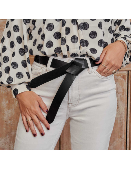 Cintura nodo in vaquetilla di pelle nera su jeans bianchi con camicetta - MONPIEL Cintura nodo in vaquetilla di pelle nera su jeans bianchi con camicetta - MONPIEL