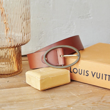 Ceinture en cuir avec boucle ovale couleur cuir, vue de face, portée sur un jean blanc avec une veste en cuir - MONPIEL 2