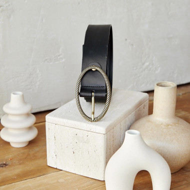 Ceinture en cuir couleur cuir avec boucle ovale, vue de face, portée sur un pantalon blanc - MONPIEL 2