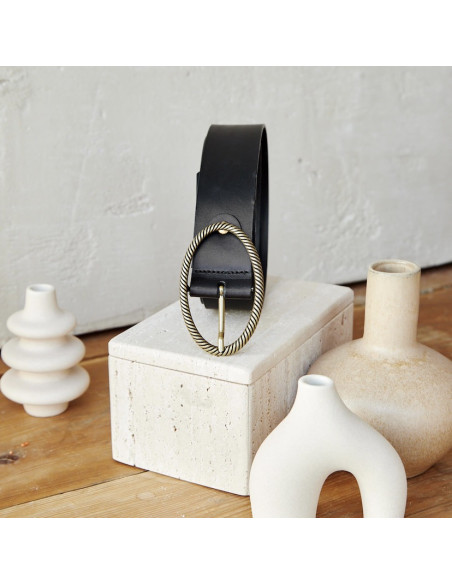 Ceinture en cuir noir avec boucle ovale, enroulée, détail de la boucle à côté de vases - MONPIEL