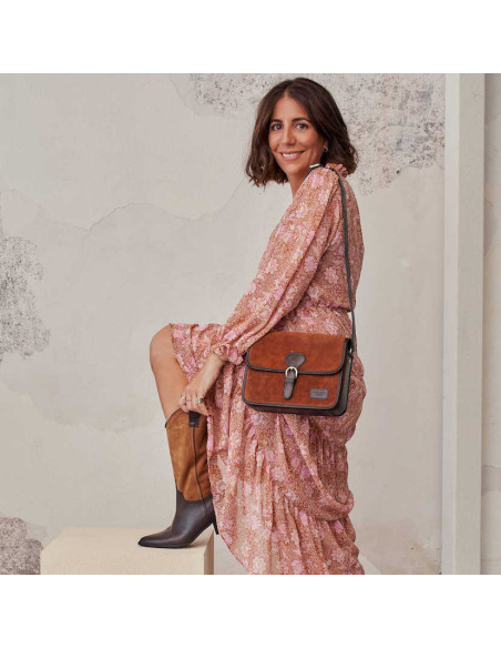 Borsa satchel in serraje color cuoio con fibbia, portata a spalla, ripresa generale - MONPIEL