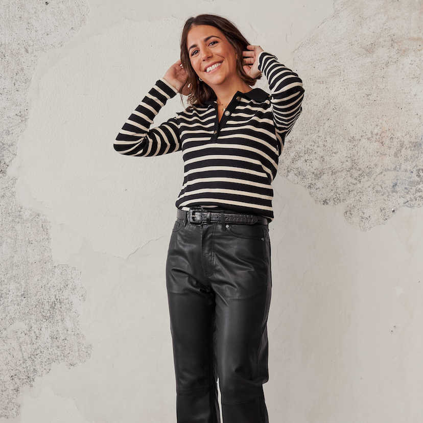 Cinto feminino com fivela forrada, estampa de crocodilo preto, usado sobre calça preta de couro, plano geral - MONPIEL