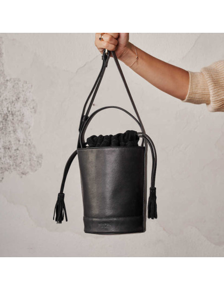 Kleiner runder schwarzer Leder-Bucket-Bag mit hängendem Griff, Frontalansicht - MONPIEL Kleiner runder schwarzer Leder-Bucket-Bag mit hängendem Griff, Frontalansicht - MONPIEL