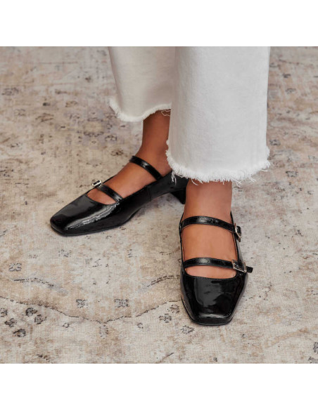 Black patent leather Lolina Mary Janes with perspective view and semi-open feet - MONPIEL Black patent leather Lolina Mary Janes with perspective view and semi-open feet - MONPIEL