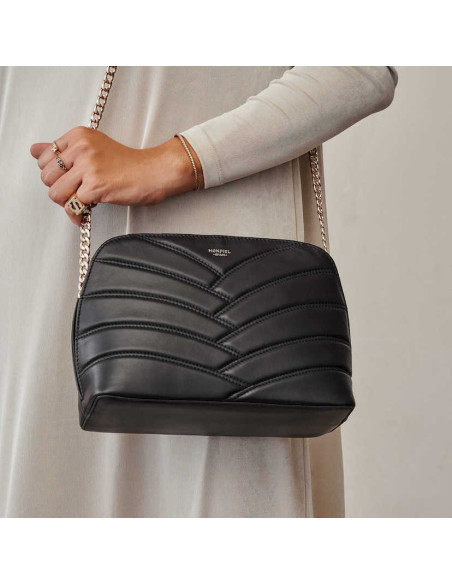 Black quilted leather bag with gold chain, hanging from the shoulder - MONPIEL Black quilted leather bag with gold chain, hanging from the shoulder - MONPIEL