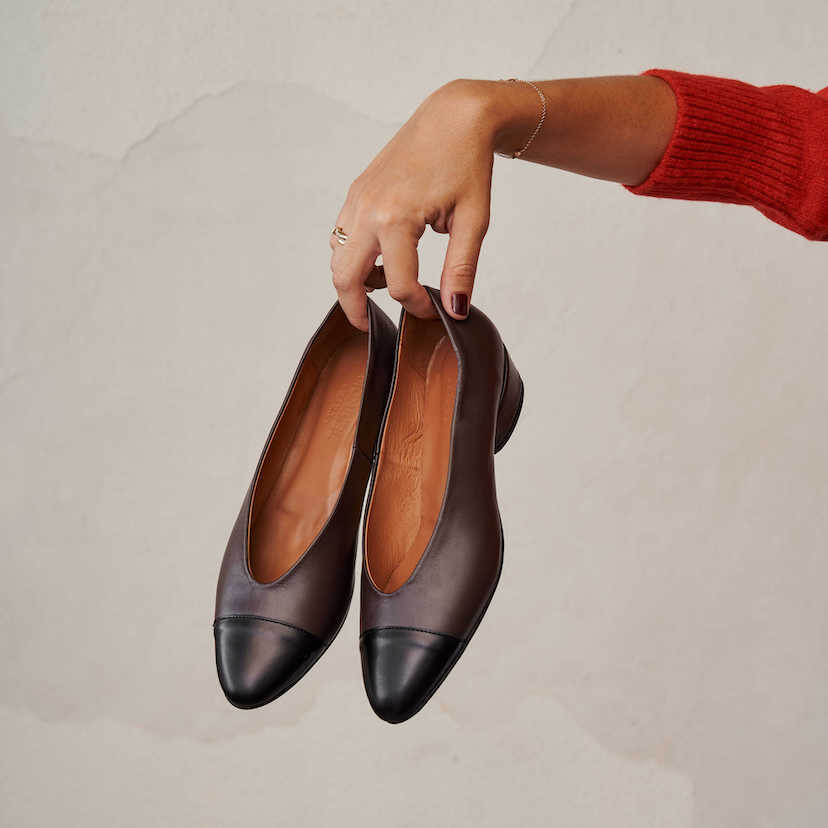 Brown leather bicolor pointed toe ballerina with heels, held by the hand - MONPIEL