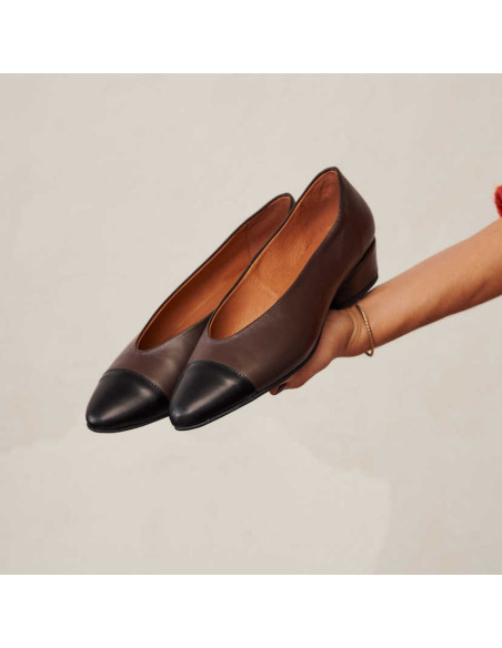 Brown leather bicolor pointed toe ballerina with heels, resting on the hand - MONPIEL
