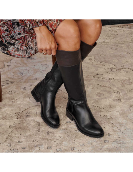 High leather jumping boots, crossed legs on a rug - MONPIEL