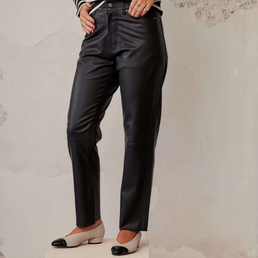 Black leather pants with perspective view, medium shot - MONPIEL