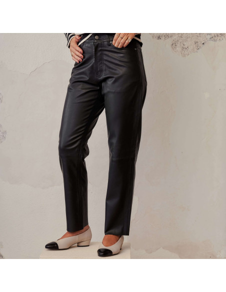 Black leather pants with perspective view, medium shot - MONPIEL