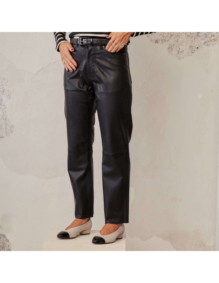 Pantalón de cuero en color negro con vista en perspectiva y plano medio - MONPIEL Pantalón de cuero en color negro con vista en perspectiva y plano medio - MONPIEL