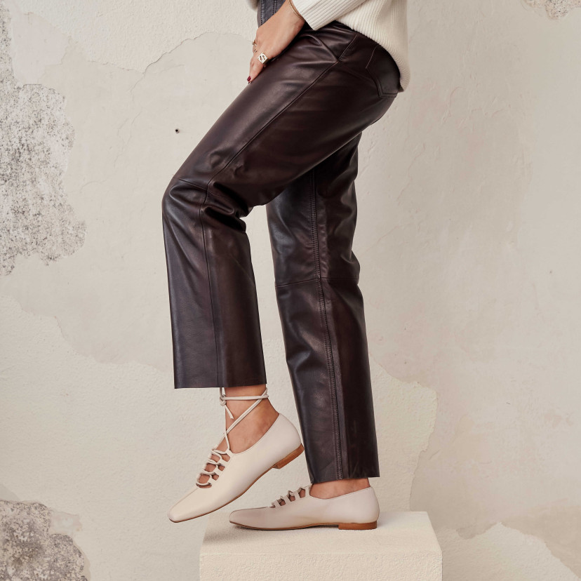 Brown leather pants with side view, knee bent - MONPIEL