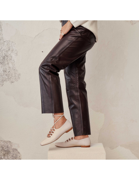 Pantaloni in pelle marrone, vista laterale, ginocchio piegato - MONPIEL