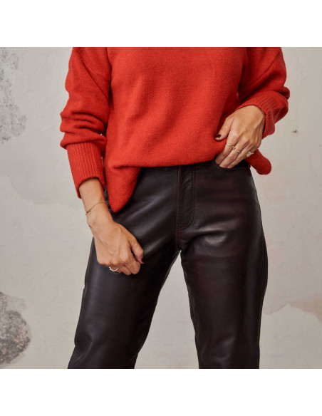 Pantaloni in pelle marrone, vista frontale, piano medio - MONPIEL