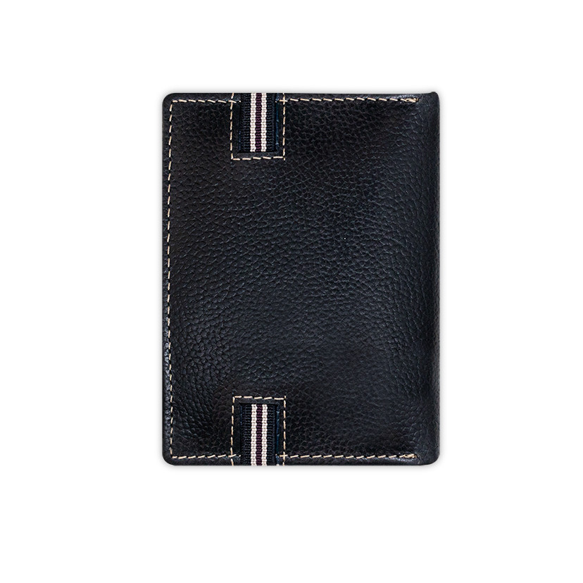 Carteira de couro preta com elástico, vista traseira sobre fundo branco - MONPIEL