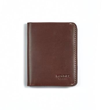 Pequena carteira de couro masculina com porta-cédulas e bolso para moedas, vista frontal, marrom, sobre fundo branco - MONPIEL