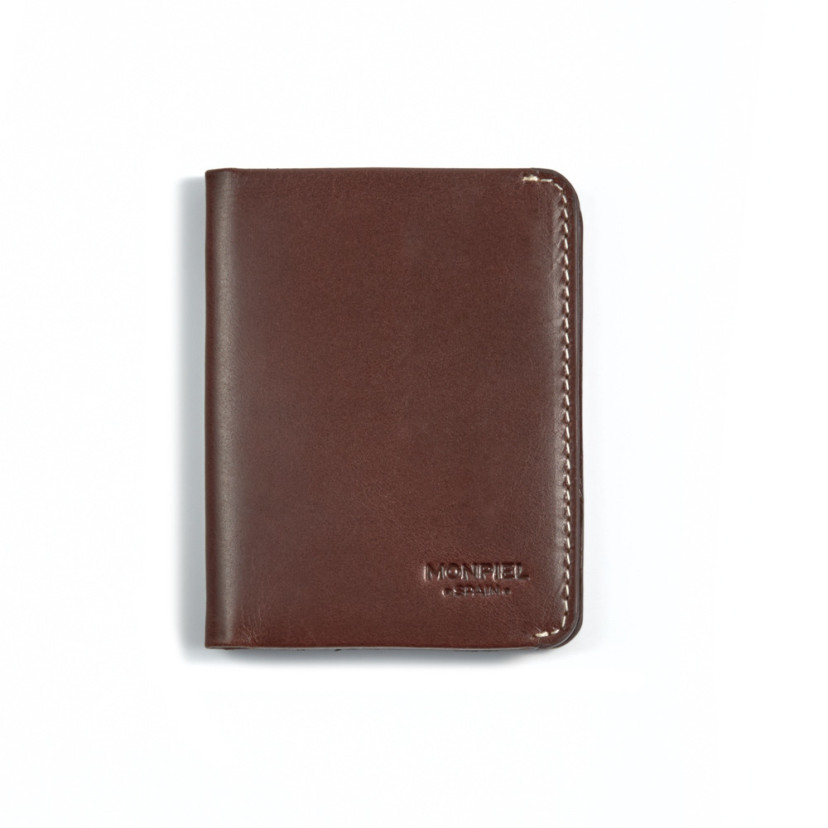 Pequena carteira de couro masculina com porta-cédulas e bolso para moedas, vista frontal, marrom, sobre fundo branco - MONPIEL