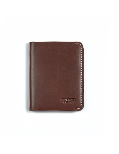 Pequena carteira de couro masculina com porta-cédulas e bolso para moedas, vista frontal, marrom, sobre fundo branco - MONPIEL